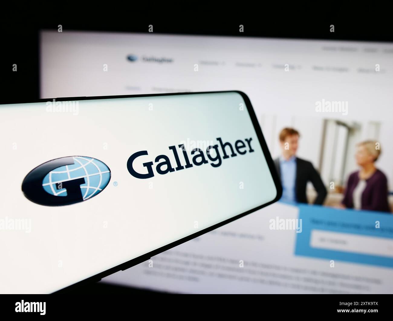 Téléphone portable avec logo de la compagnie d'assurance américaine Arthur J. Gallagher Co. (AJG) en face du site Web. Mettez l'accent sur le centre-gauche de l'écran du téléphone. Banque D'Images