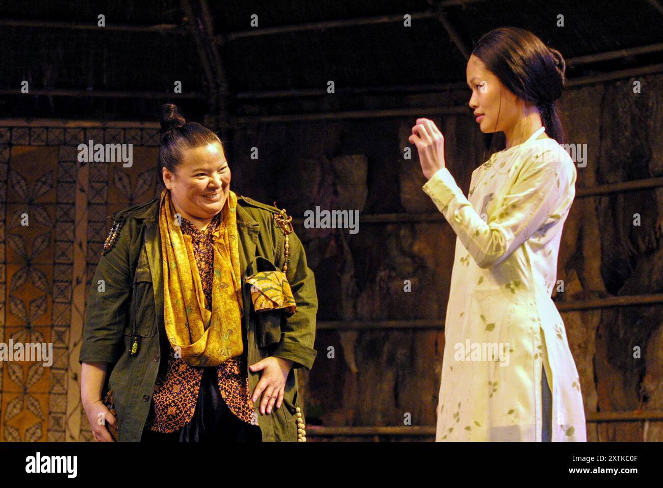 de gauche à droite : Sheila Francisco (Bloody Mary), Elaine Tan (Liat) in SOUTH PACIFIC at the Olivier Theatre, National Theatre (NT), Londres SE1 12/12/2001 musique : Richard Rodgers paroles : Oscar Hammerstein II livre : Oscar Hammerstein II & Joshua Logan décor : John Napier costumes : Elise Napier éclairage : David Hersey mise en scène musicale : Matthew Bourne réalisateur: Trevor Nunn Banque D'Images