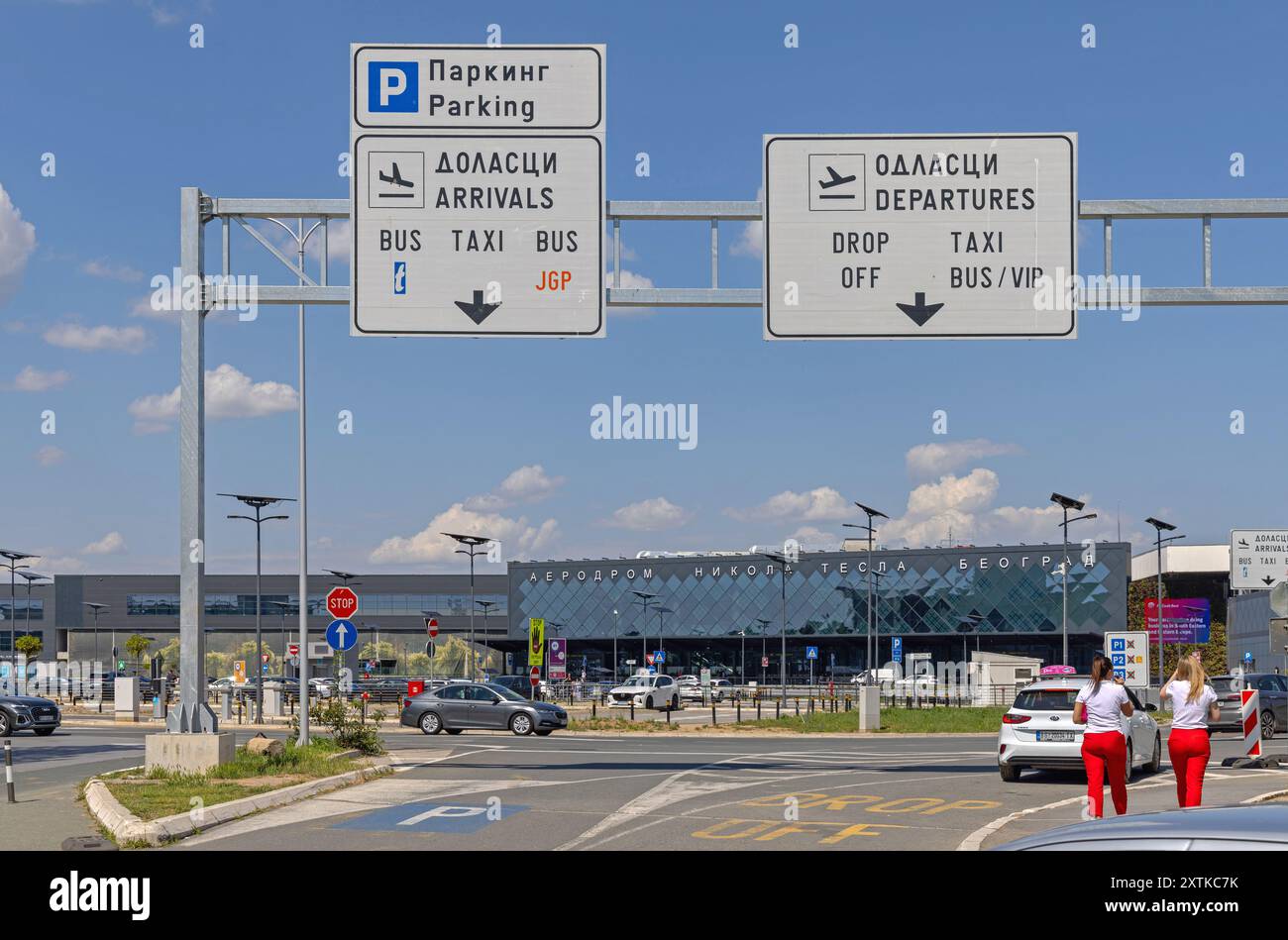 Belgrade, Serbie - 28 mai 2024 : direction de la voie flèches parking arrivées déposer les départs bus Taxi VIP panneau suspendu à l'aéroport Nikola Tesla Banque D'Images