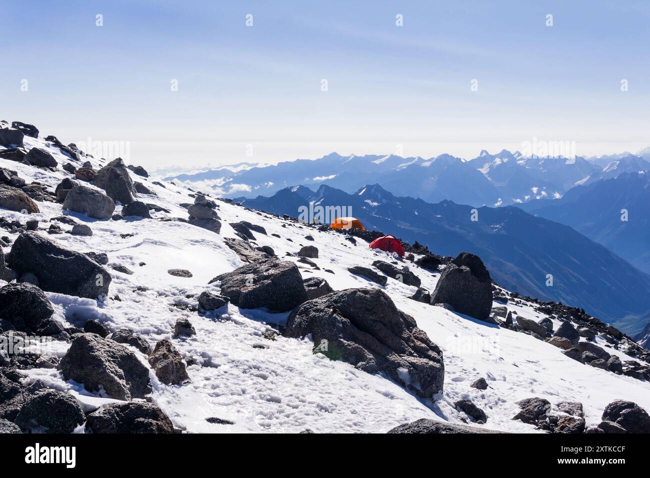 paysage de haute montagne avec des tentes, camp d'alpinisme parmi les neiges éternelles et les rochers Banque D'Images