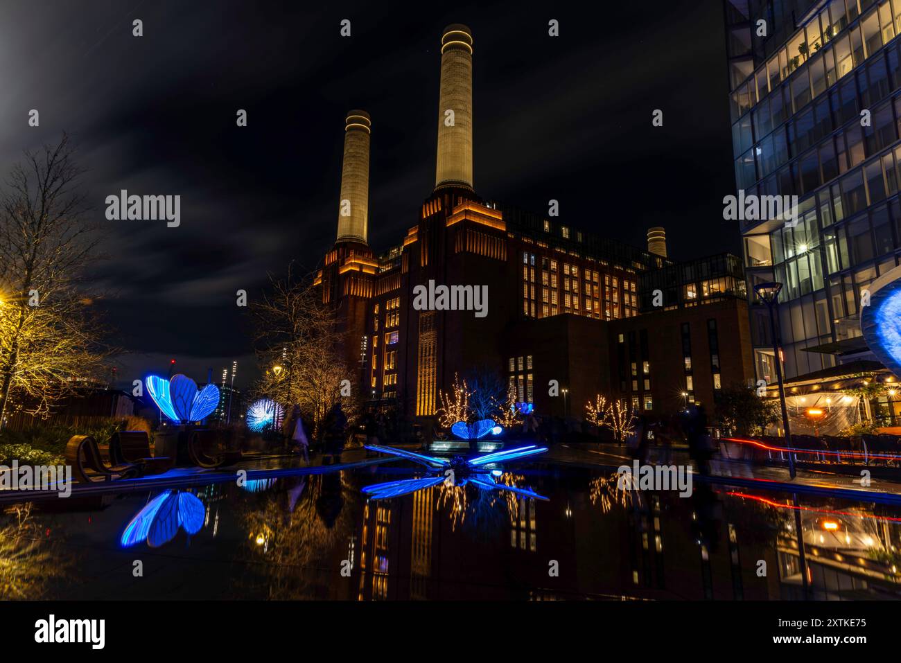 Centrale électrique Battersea avec installation lumineuse papillon lumière 2024 Banque D'Images