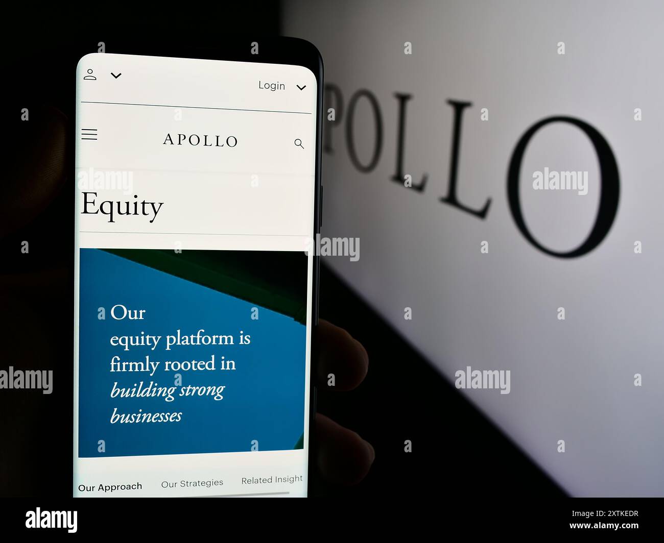 Personne tenant le téléphone portable avec le site Web de la société d'investissement américaine Apollo Global Management Inc avec le logo. Concentrez-vous sur le centre de l'écran du téléphone. Banque D'Images