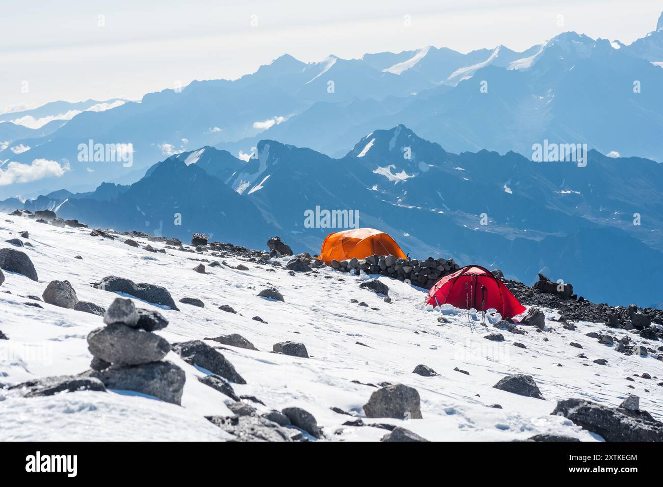 paysage de haute montagne avec des tentes, camp d'alpinisme parmi les neiges éternelles et les rochers Banque D'Images
