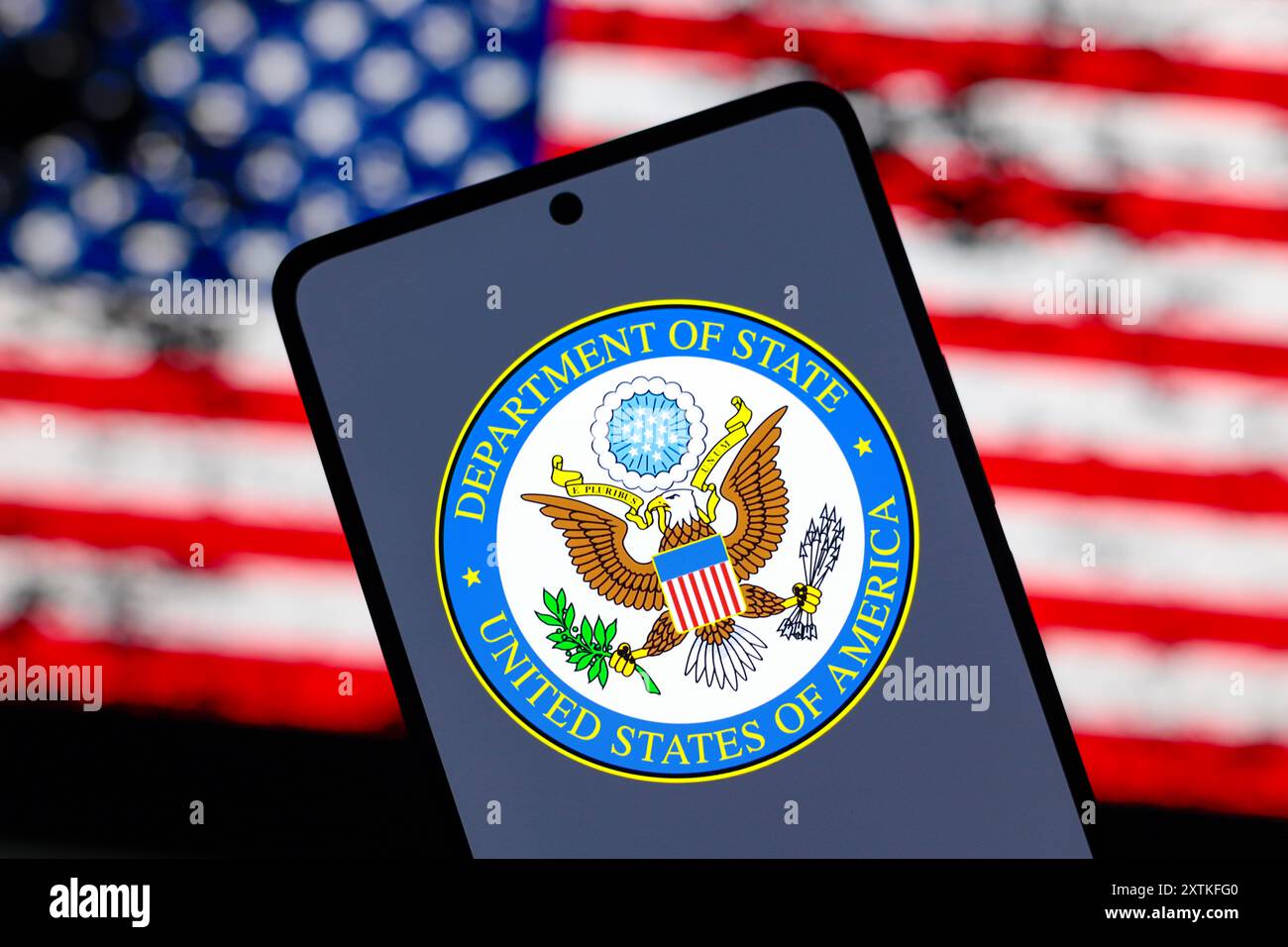 Paraguay. 14 août 2024. Dans cette illustration photo, le logo du Département d'État des États-Unis (DOS) est affiché sur l'écran d'un smartphone et le drapeau des États-Unis d'Amérique (USA) en arrière-plan. (Crédit image : © Jaque Silva/SOPA images via ZUMA Press Wire) USAGE ÉDITORIAL SEULEMENT! Non destiné à UN USAGE commercial ! Banque D'Images