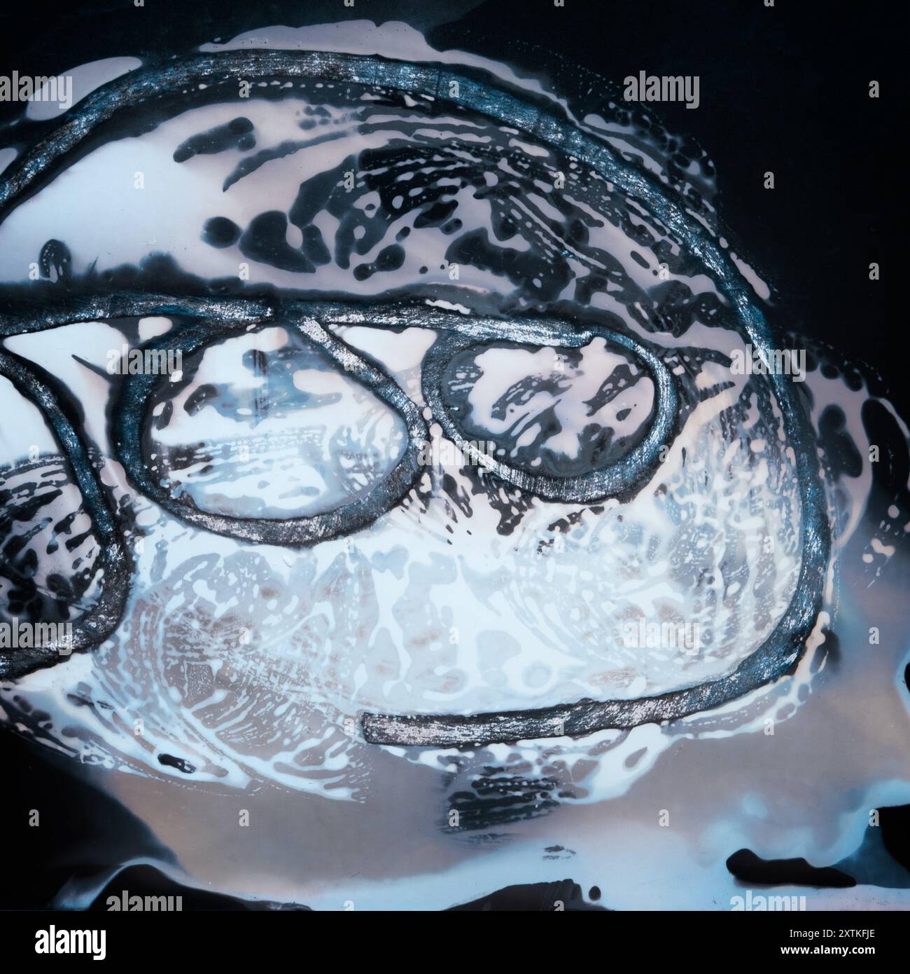 Chimiogramme abstrait représentant le poisson comme symbole du surréalisme, fait avec des pastels à l'huile, du papier sensible à la lumière et des produits chimiques photographiques. Banque D'Images