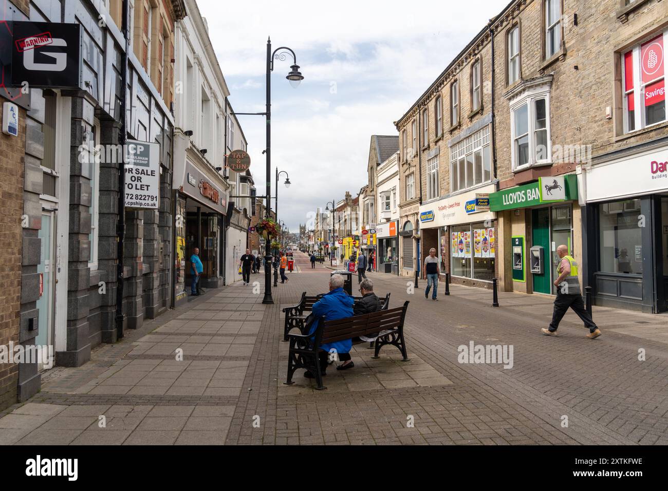 Monseigneur Auckland, comté de Durham, Royaume-Uni. Newgate Street - zone commerçante dans la ville avec à vendre ou à louer des locaux. Banque D'Images