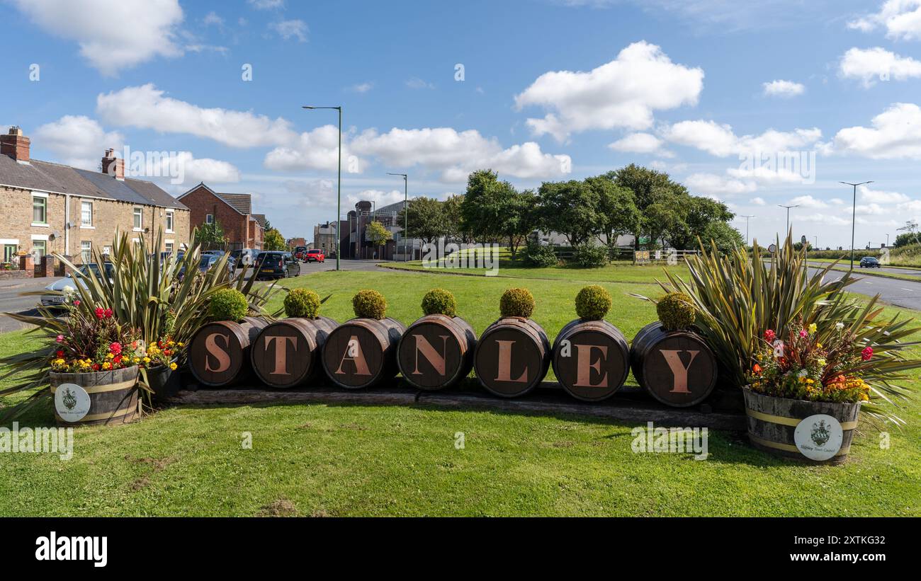 Stanley, comté de Durham, Royaume-Uni. Panneau de ville, fait de tonneaux, un repère local Banque D'Images