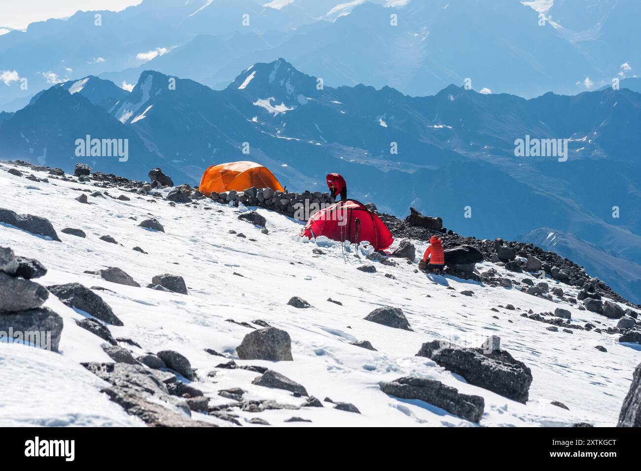 Elbrus, Russie - 02 août 2024 : paysage de haute montagne avec camp d'alpinisme parmi les neiges éternelles et les rochers Banque D'Images