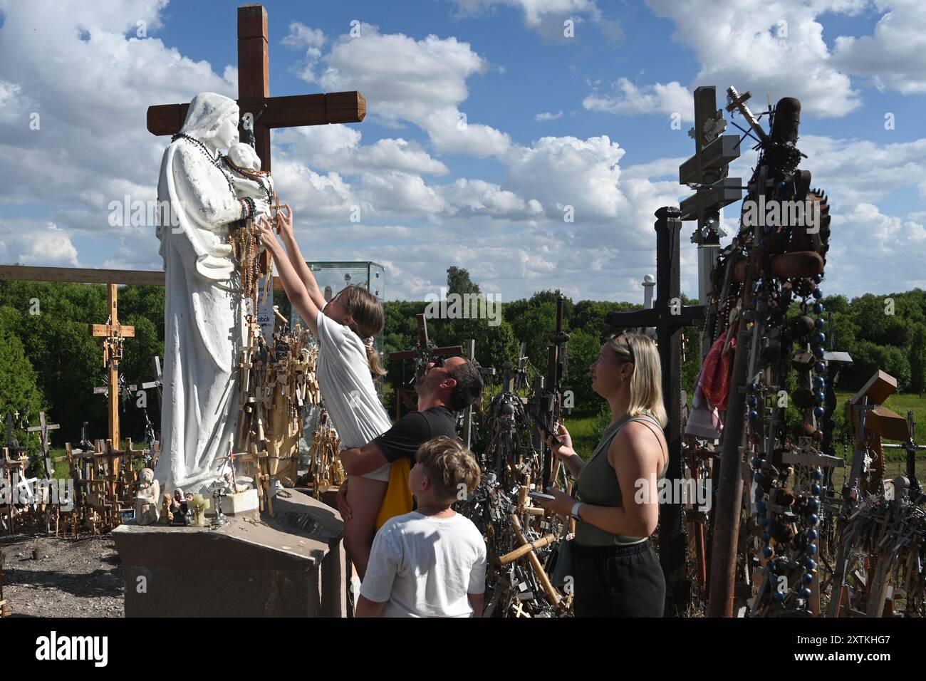 Siauliai, Lituanie - 22 juillet 2024 : colline des croix (Kryziu Kalnas). Colline des croix est un site majeur de pèlerinage catholique en Lituanie. Banque D'Images