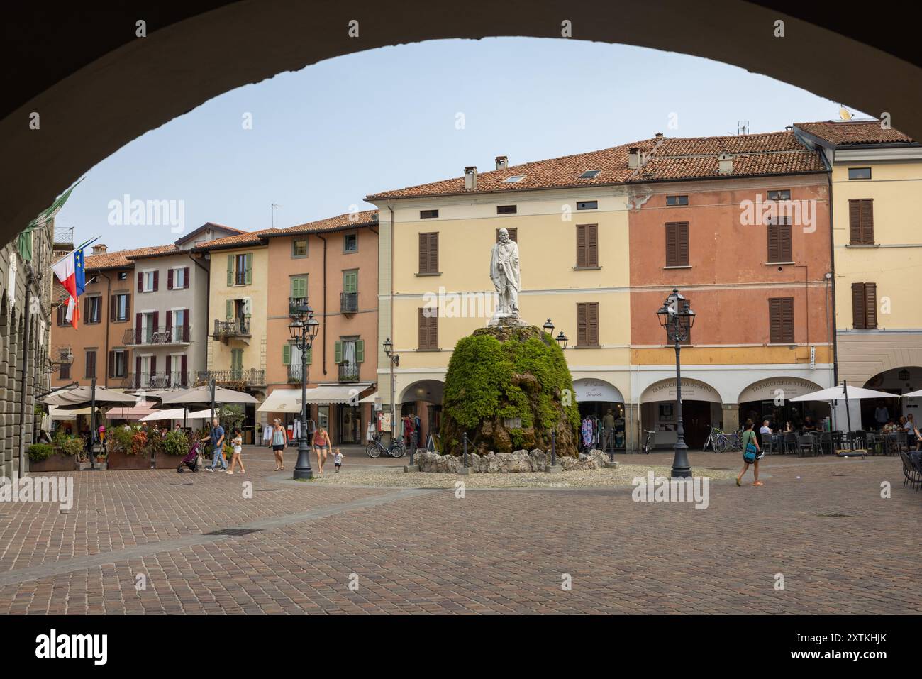 Scène de rue à Iseo, Lombardie Banque D'Images