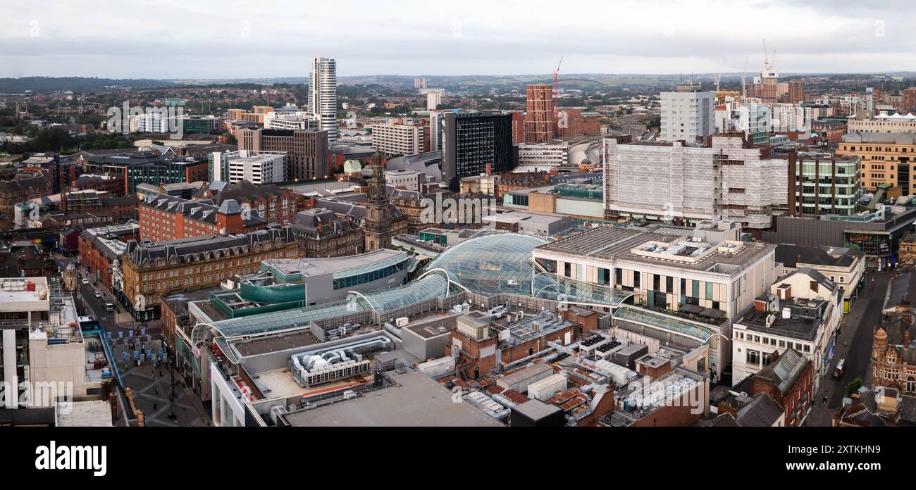 LEEDS, ROYAUME-UNI - 10 AOÛT 2024. . Une vue aérienne du toit en verre du centre commercial Trinity à Leeds construit avec sympathie autour d'une architecture ancienne Banque D'Images