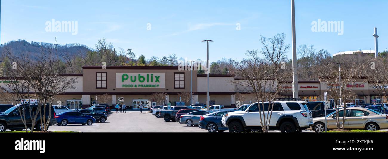 PIGEON FORGE, TN - 12 mars 2024 : épicerie Publix au centre commercial Valley Forge, et parking occupé avec voitures et autres véhicules, sur un da ensoleillé Banque D'Images