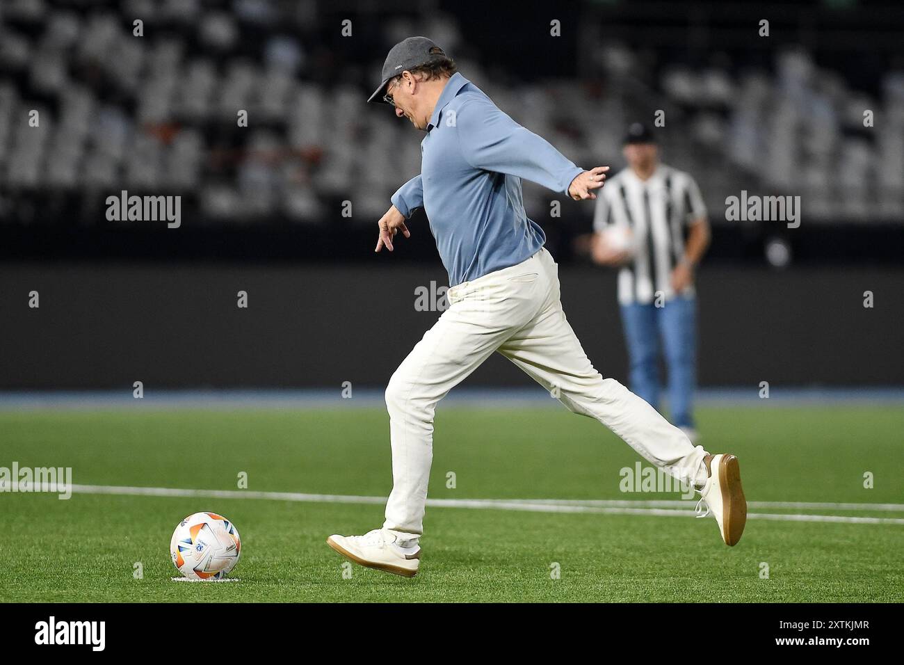 Rio de Janeiro, Brésil, 14 août 2024. John Textor, président et propriétaire de SAF Botafogo, joue au ballon avec les membres de sa famille au Nilton Santos stadi Banque D'Images