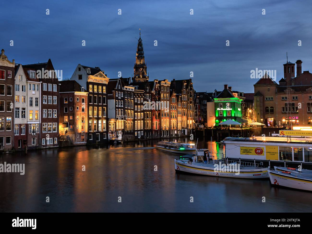 AMSTERDAM, PAYS-BAS -12 AVRIL 2024 . Vue nocturne sur le canal d'Amsterdam avec des maisons hollandaises. Vue nocturne sur le canal d'Amsterdam, hous hollandais typique Banque D'Images