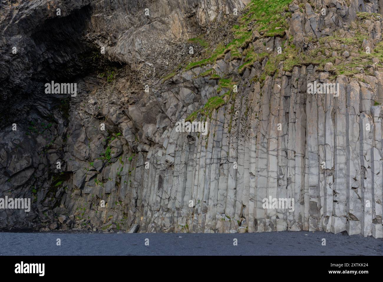 Formations rocheuses de colonnes hexagonales de basalte dans la grotte Halsanefshellir sur la plage de sable noir de Reynisfjara, Islande. Banque D'Images