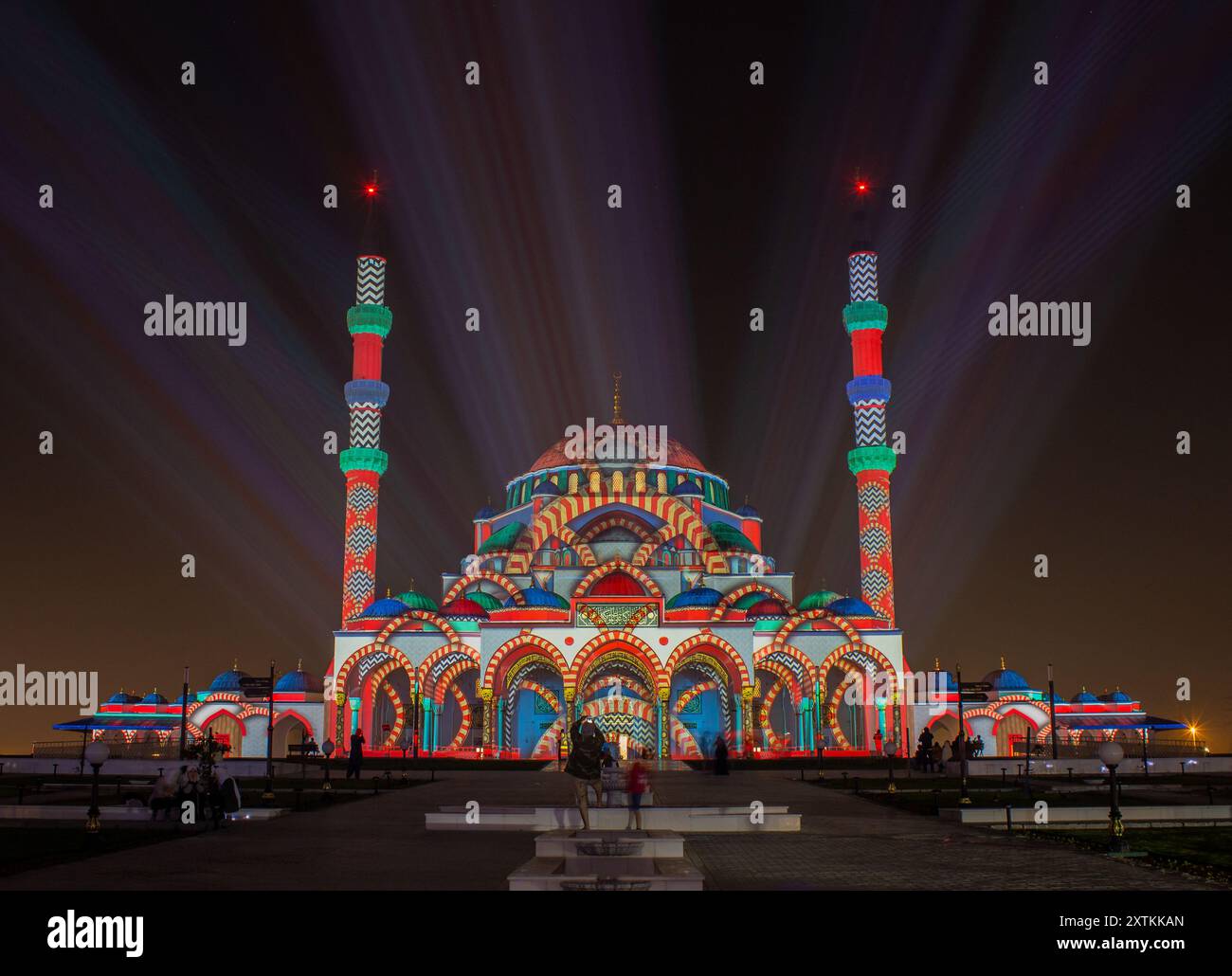 Belle mosquée Sharjah pendant le festival de lumière la nuit. Lumières colorées et nuit, faisant une grande combinaison de beauté et de classe. Banque D'Images