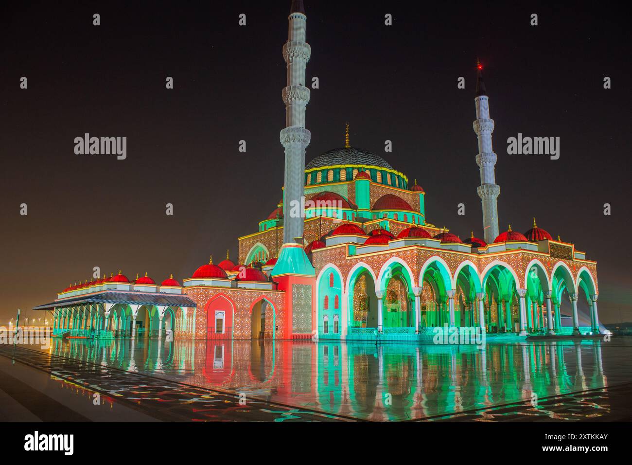 Belle mosquée Sharjah pendant le festival de lumière la nuit. Lumières colorées et nuit, faisant une grande combinaison de beauté et de classe. Banque D'Images
