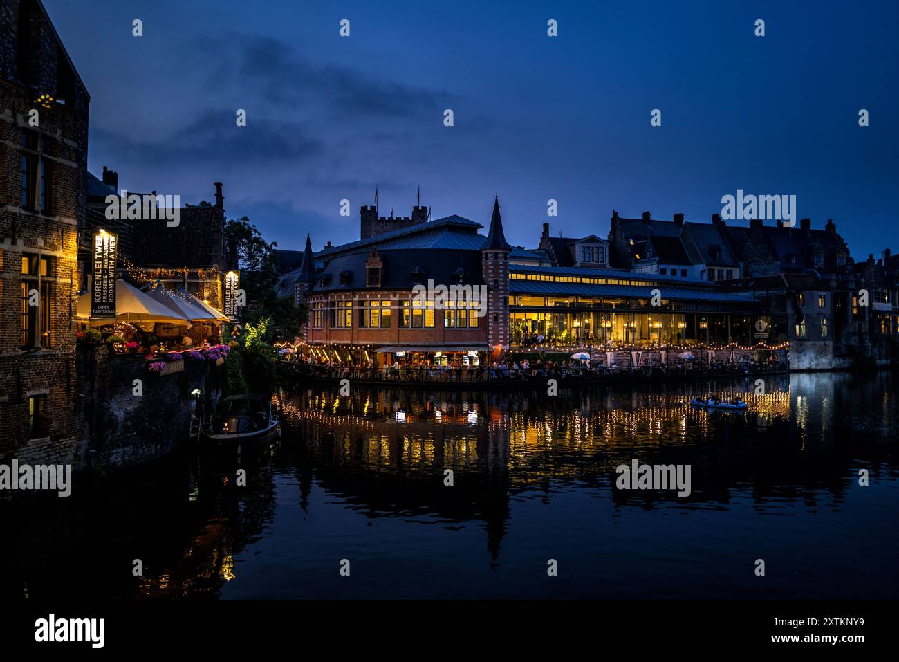 Au bord de la rivière de Gand un soir d'été avec des dîners à l'extérieur, Belgique Banque D'Images