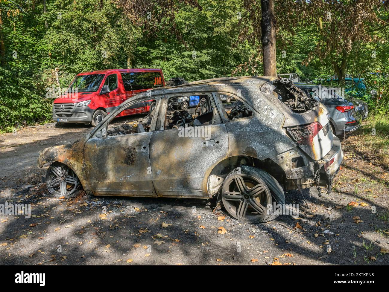 Audi Q5, ausgebranntes Auto auf Parkplatz direkt an der JVA Tegel, mutmaßliche Brandstiftung, Seidelstraße, Reinickendorf, Berlin, Deutschland Banque D'Images