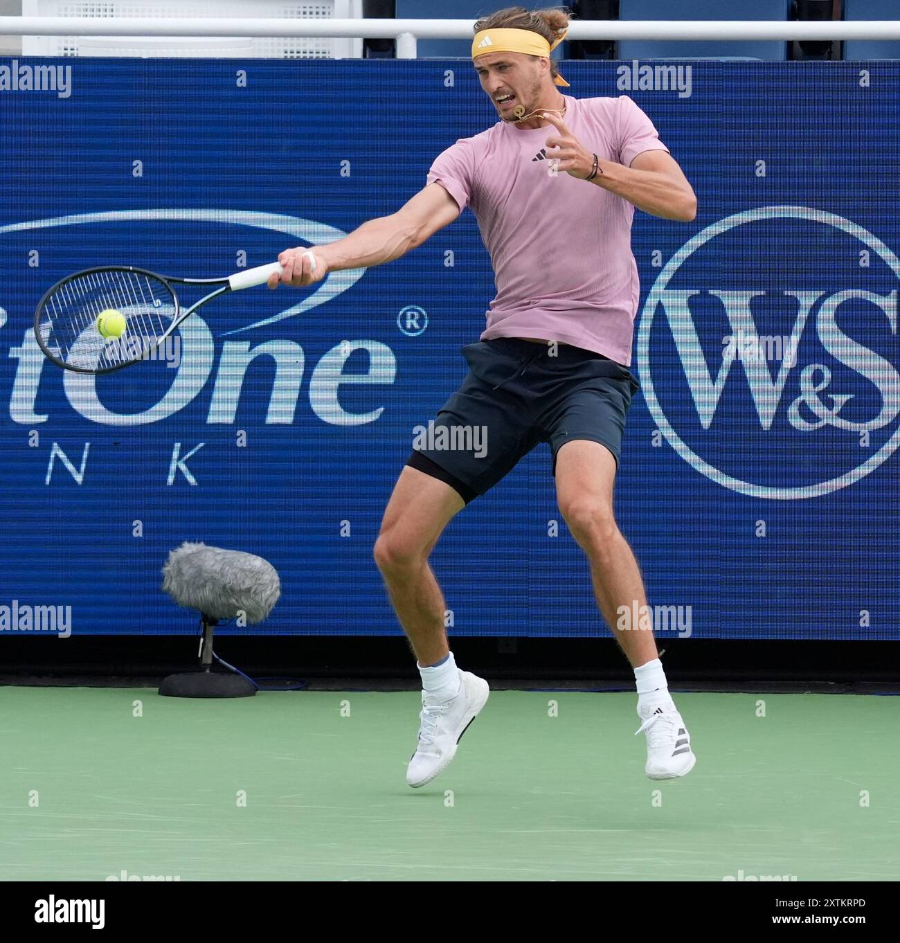 15 août 2024 : Alexander Zverev bat Karen Khachanov 6-3, 6-2, au Western & Southern Open joué au Lindner Family Tennis Center à Mason, Ohio. © Leslie Billman/Tennisclix/CSM Banque D'Images