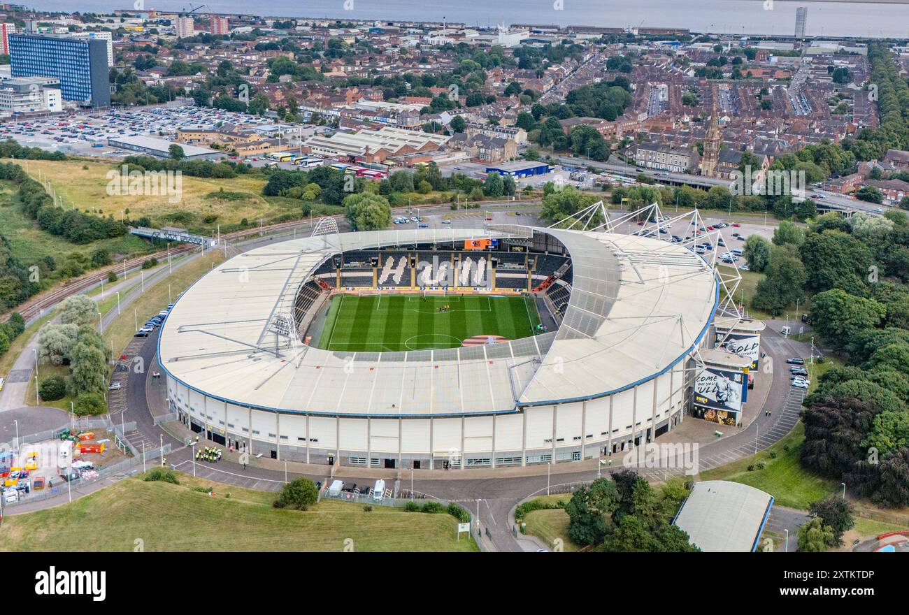 Vue aérienne du MKM Stadium, Hull, Angleterre, Royaume-Uni le 14 août 2024 crédit : Every second Media/Alamy Live News Banque D'Images