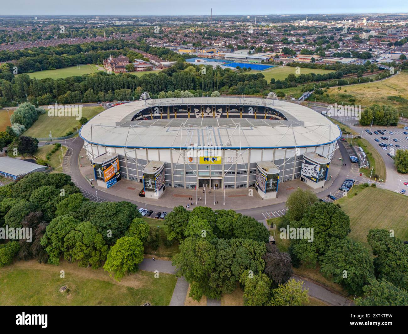 Vue aérienne du MKM Stadium, Hull, Angleterre, Royaume-Uni le 14 août 2024 crédit : Every second Media/Alamy Live News Banque D'Images