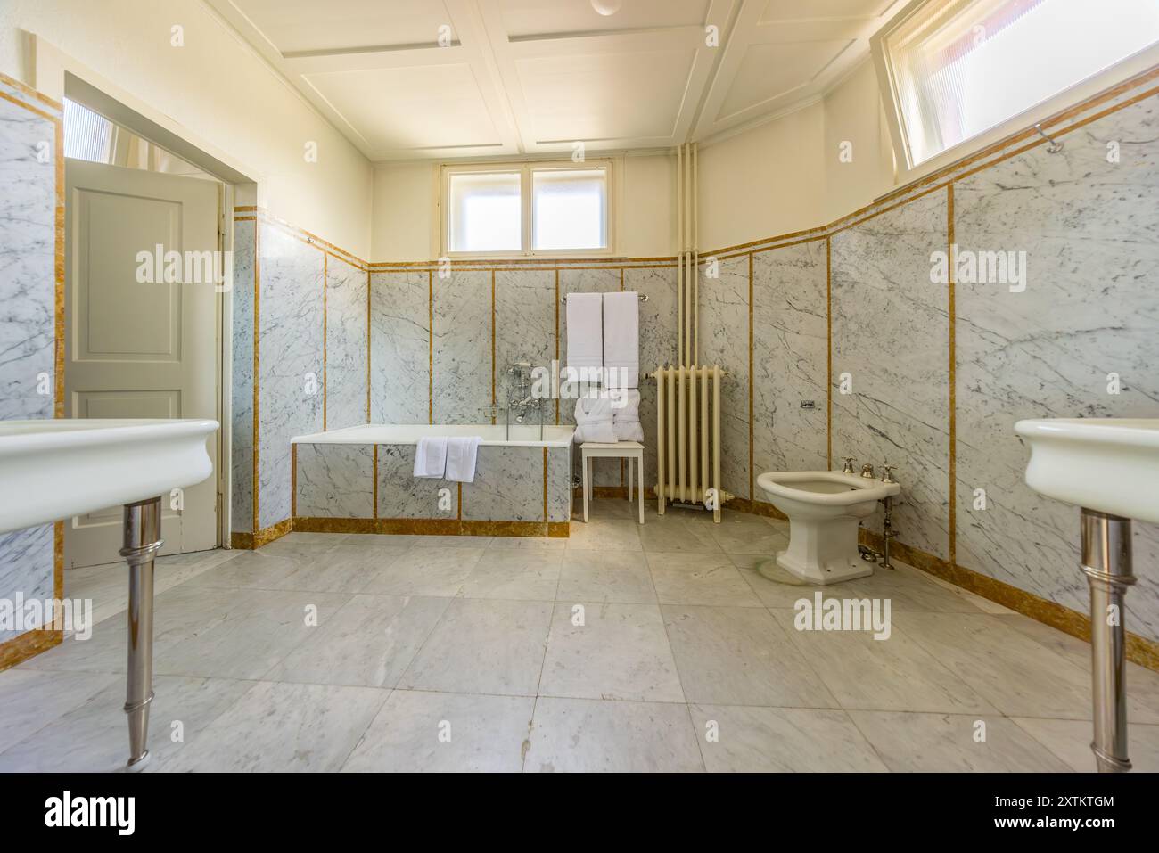La Schatzalp au-dessus de Davos, Grisons, présente une baignoire en marbre indépendante, un bidet et deux lavabos sous des panneaux de marbre ornés de dorures dans la salle de bain en marbre de la Chambre Impériale. Aucun membre de la famille Hohenzollern n’y a jamais séjourné pour une cure, mais les pièces ont conservé le nom « Chambre Impériale ». Otto Pfleghard et Max Haefeli ont construit l’ancien sanatorium entre 1898 et 1900 pour Willem Jan Holsboer, Bobbahnstrasse, Suisse. Banque D'Images