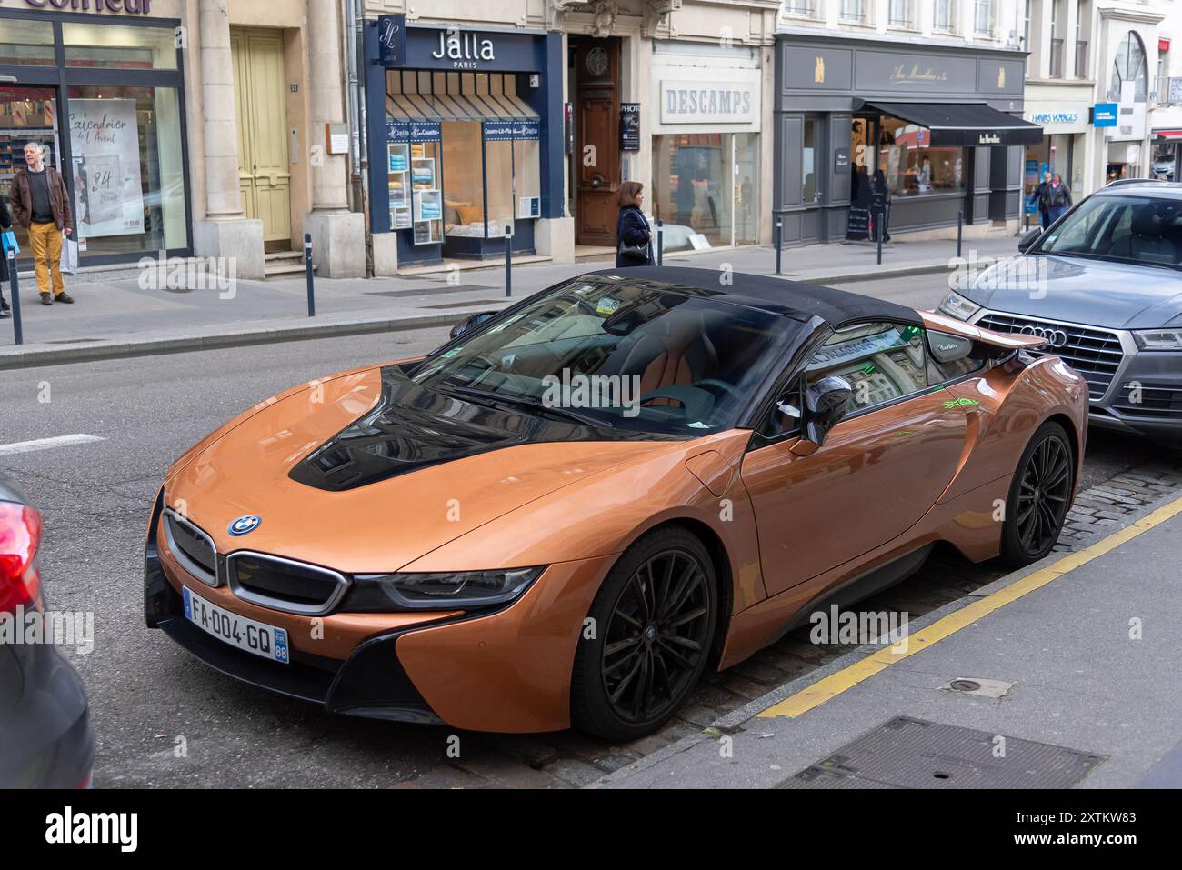 Nancy, France - vue sur une BMW i8 Roadster orange garée dans une rue. Banque D'Images