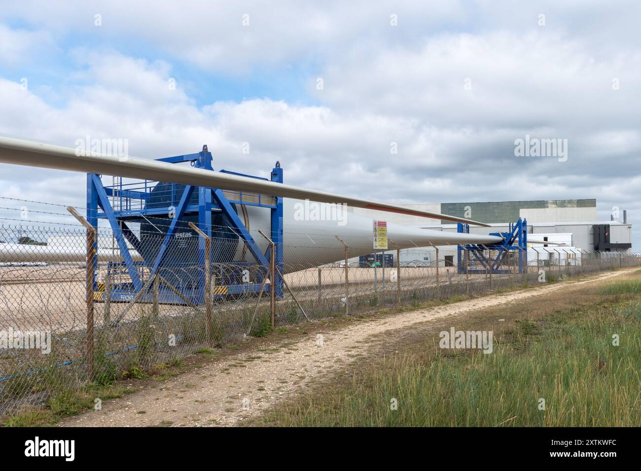 Pales d'éoliennes à MHI Vestas Fawley, l'ancienne centrale électrique de Fawley, maintenant une installation de peinture et de logistique pour les pales de 80 m, Hampshire, Angleterre, Royaume-Uni Banque D'Images