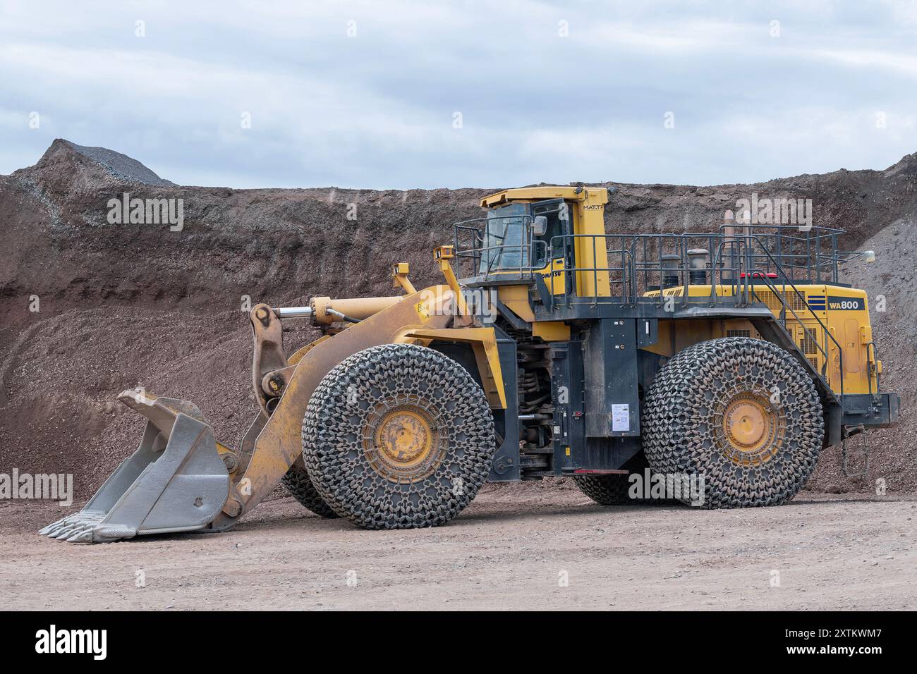 Raon-l'étape, France - vue sur une chargeuse sur pneus jaune Komatsu WA800-3 dans une carrière de pierre. Banque D'Images