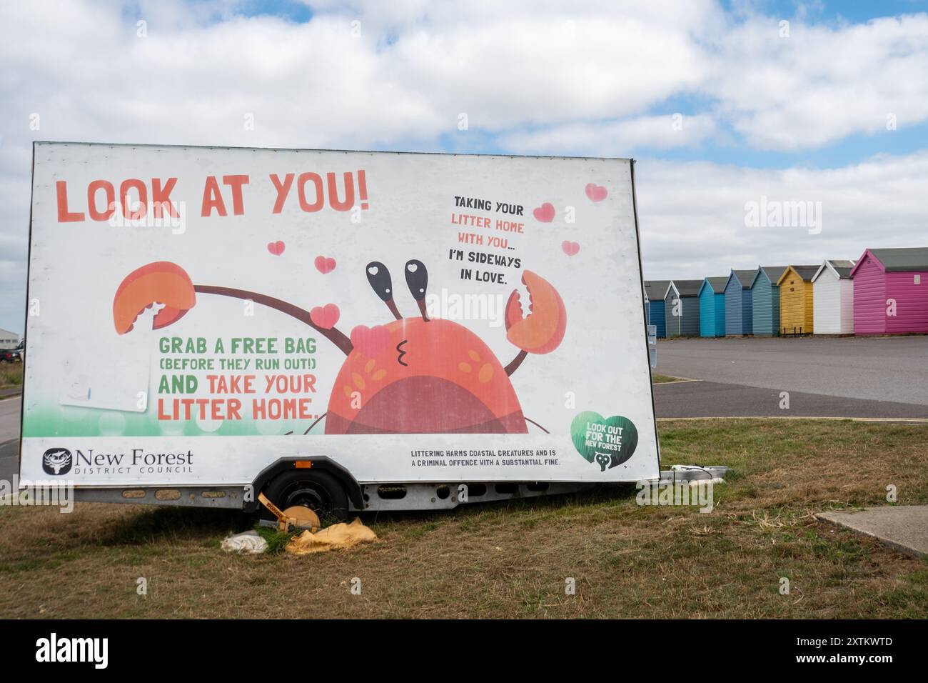 Grand avis à l'écran demandant aux gens de prendre un sac gratuit et ramasser la litière à Calshot Beach, Hampshire, Angleterre, Royaume-Uni. Prévention des déchets Banque D'Images