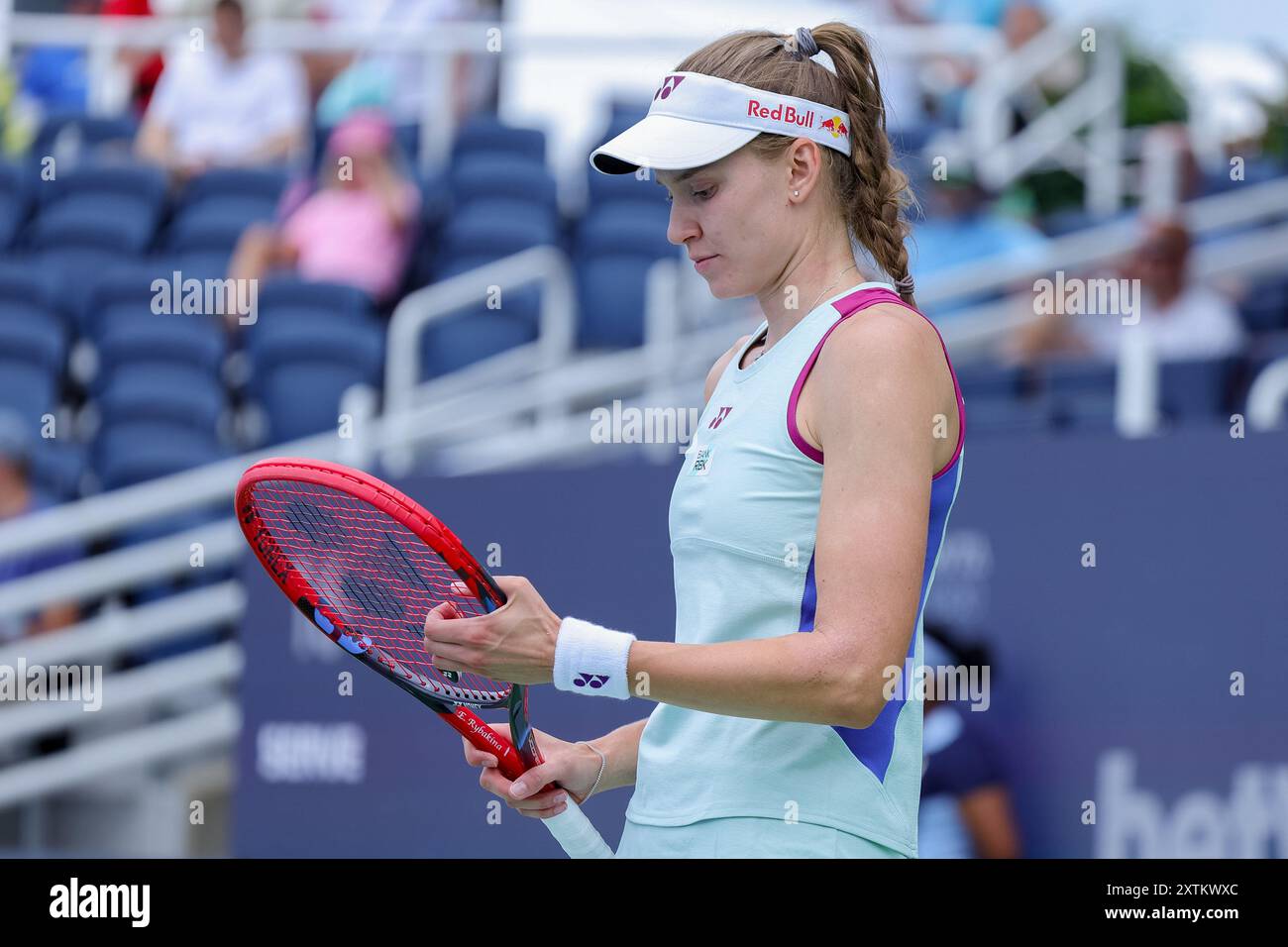 Mason, Ohio, États-Unis. 15 août 2024. Elena Rybakina (KAZ) vérifie ses cordes lors de la manche de jeudi de l'Open de Cincinnati au Lindner Family Tennis Center, Mason, Ohio. (Crédit image : © Scott Stuart/ZUMA Press Wire) USAGE ÉDITORIAL SEULEMENT! Non destiné à UN USAGE commercial ! Banque D'Images