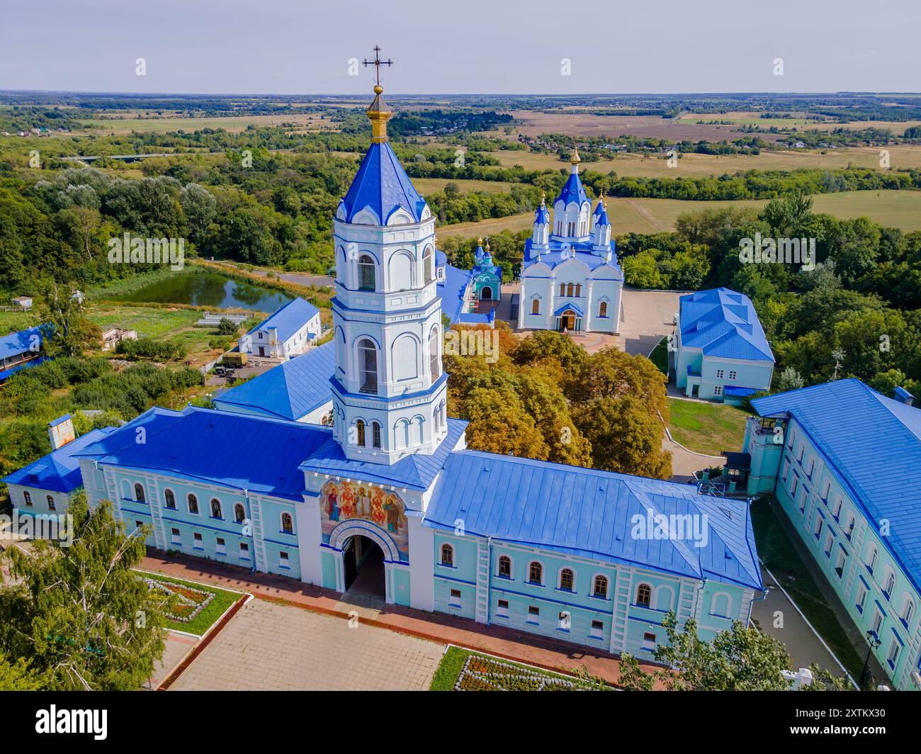 La photo aérienne de la tour de la chapelle au monastère Korennaya Pustyn dans la région de Koursk (oblast de Koursk) de la Russie avec la vue panoramique et la nature russe. Banque D'Images