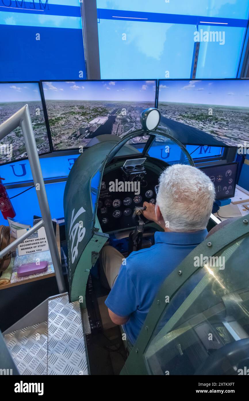 Angleterre, Kent, Thanet, Ramsgate, Manston, le Spitfire and Hurricane Memorial Museum, Spitfire Flight Simulator Banque D'Images