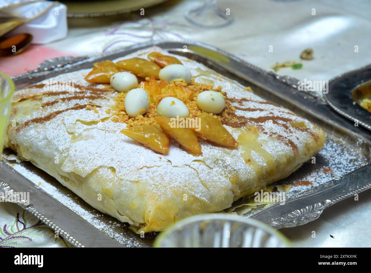 Tarte marocaine farcie de poisson ou de poulet, servie lors de mariages et occasions marocains Banque D'Images