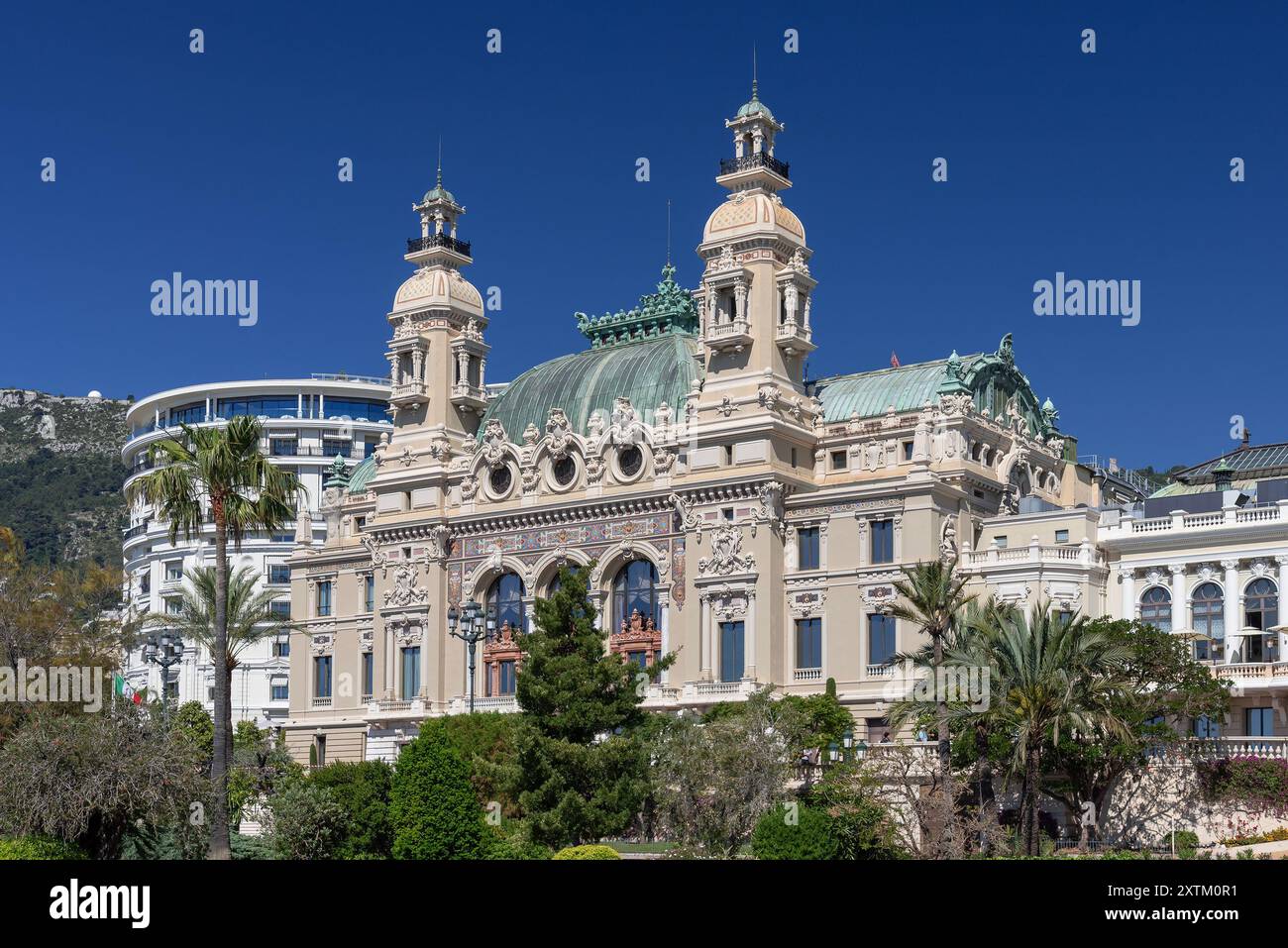 Monte Carlo, Monaco - les jardins derrière le Casino de Monte Carlo avec la salle Garnier construit par Charles Garnier dans une architecture de style Renaissance baroque. Banque D'Images