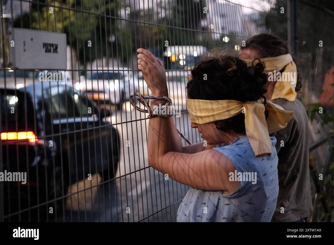 Jérusalem, Israël. 15 août 2024. Les activistes manifestent leur solidarité avec les otages israéliens à Gaza en se ligotant et en se bandant les yeux dans des lieux publics, des manifestations similaires apparaissant spontanément dans tout le pays. Les manifestants exigent un accord de libération immédiate des otages. Le conflit en cours entre Israël et le Hamas, déclenché par des tirs massifs de roquettes depuis Gaza et l’infiltration d’hommes armés palestiniens le 7 octobre 2023, a entraîné le massacre de 1 400 civils et l’enlèvement d’environ 240 personnes, dont des bébés, des enfants et des soldats. Avec 115 otages encore en captivité, beaucoup sont HOL Banque D'Images