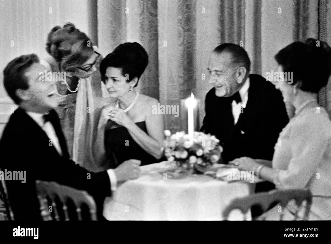 Antony Armstrong Jones, 1er comte de Snowden (riant), première dame des États-Unis Claudia 'Lady Bird' Johnson, président des États-Unis Lyndon Johnson et la princesse Margaret de Grande-Bretagne assis à table pendant la visite, East Room, Maison Blanche, Washington, D.C. USA, Yoichi Okamoto, 17 novembre 1965 Banque D'Images