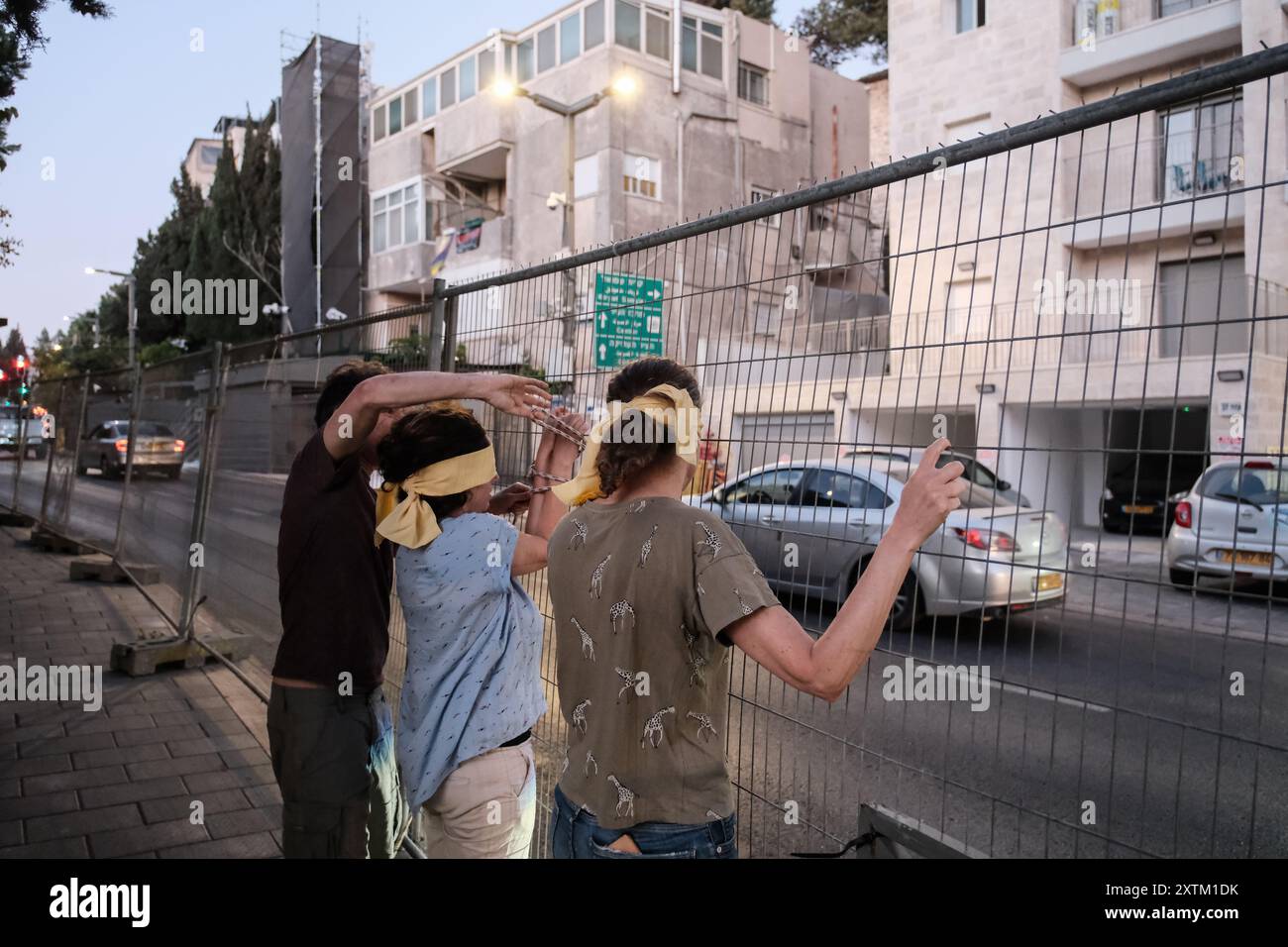 Jérusalem, Israël. 15 août 2024. Les activistes manifestent leur solidarité avec les otages israéliens à Gaza en se ligotant et en se bandant les yeux dans des lieux publics, des manifestations similaires apparaissant spontanément dans tout le pays. Les manifestants exigent un accord de libération immédiate des otages. Le conflit en cours entre Israël et le Hamas, déclenché par des tirs massifs de roquettes depuis Gaza et l’infiltration d’hommes armés palestiniens le 7 octobre 2023, a entraîné le massacre de 1 400 civils et l’enlèvement d’environ 240 personnes, dont des bébés, des enfants et des soldats. Avec 115 otages encore en captivité, beaucoup sont HOL Banque D'Images
