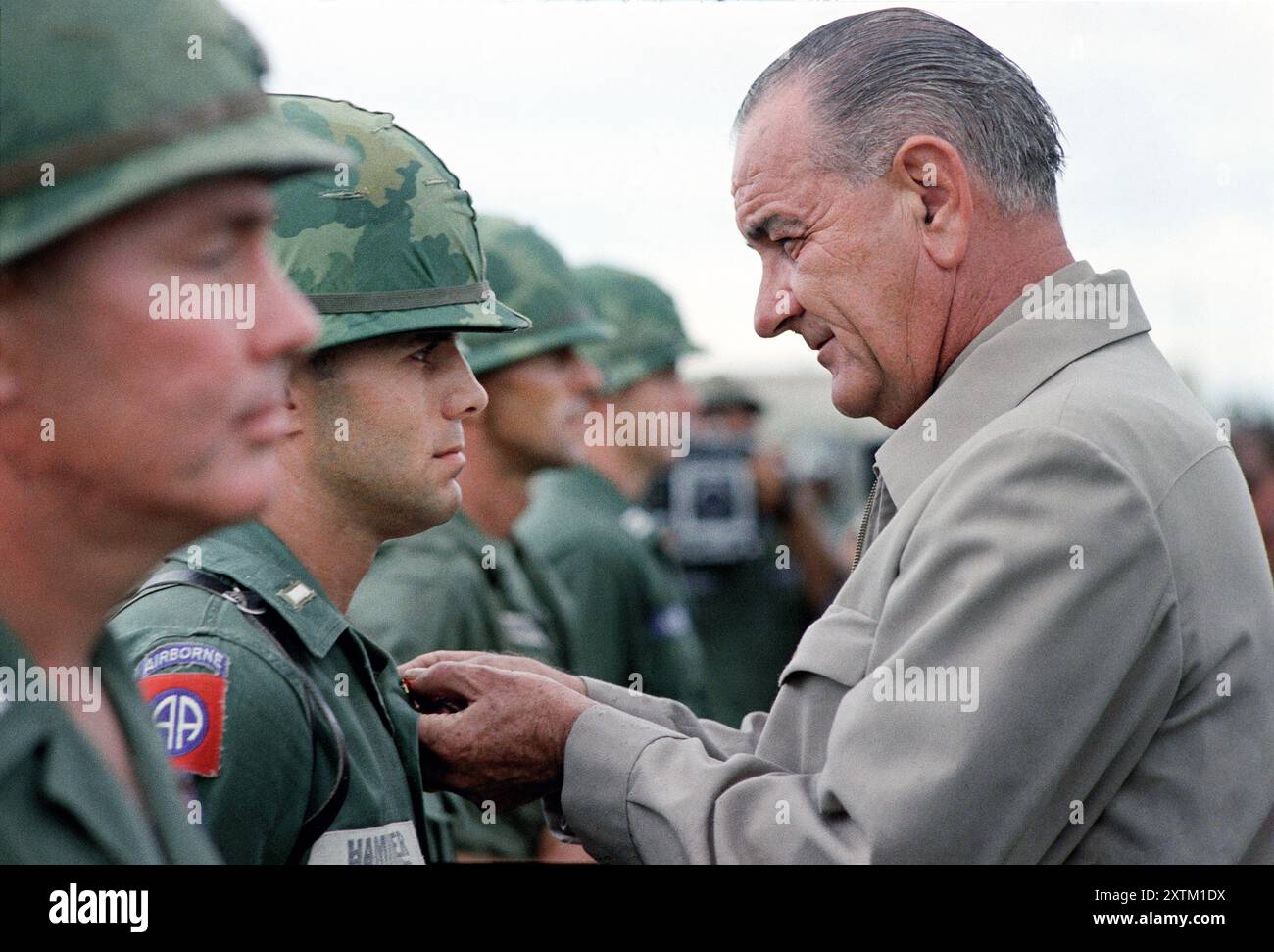 Le président des États-Unis Lyndon B. Johnson remet la Distinguished Service Cross au premier lieutenant Marty A. Hammer lors de sa visite à Cam Ranh Bay, Sud Vietnam, Yoichi Okamoto, le 26 octobre 1966 Banque D'Images