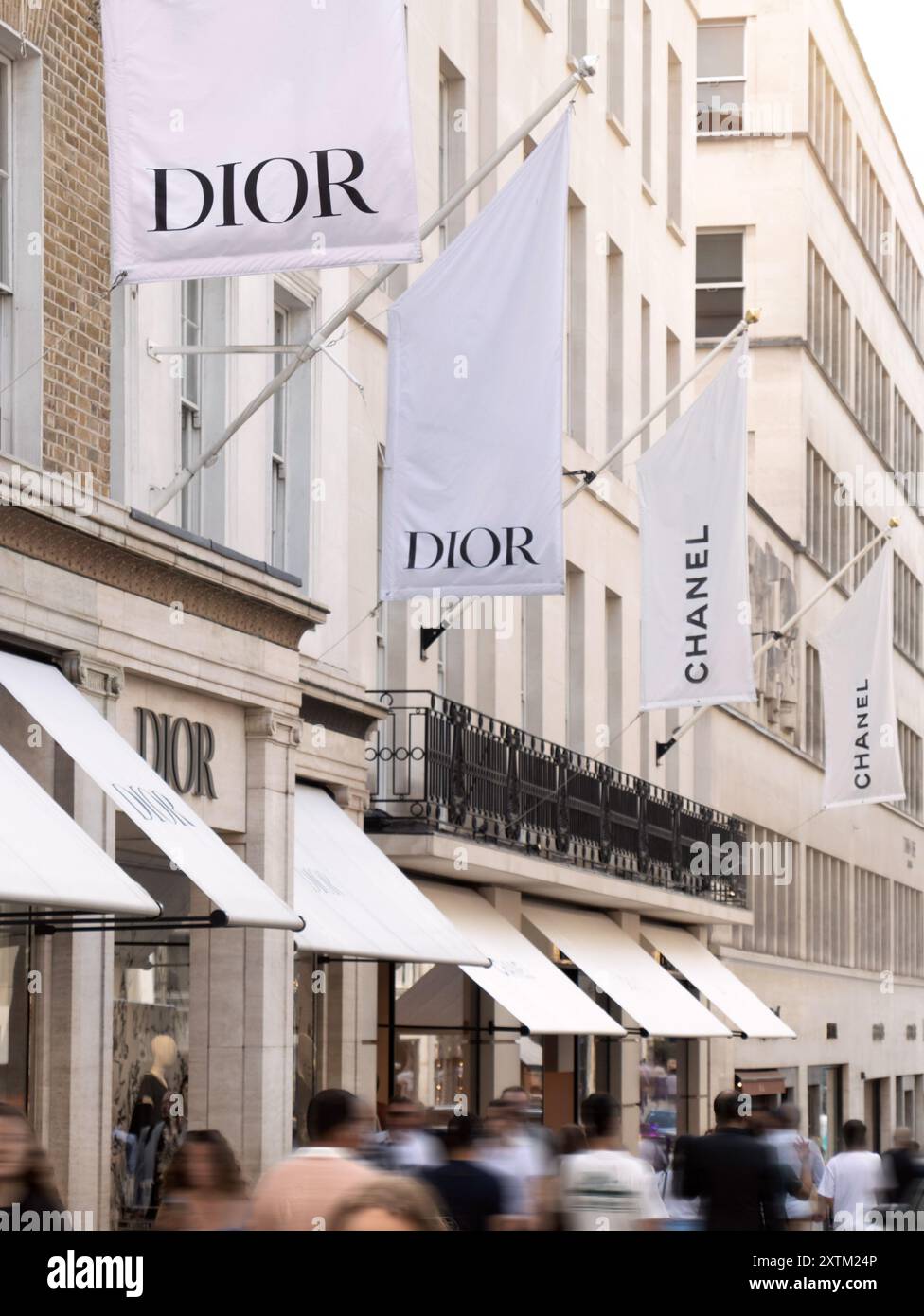 Le modehouse du designer français de LVMH, Christian Dior, à côté de la marque de mode et de beauté de luxe Chanel, vend des femmes et des hommes, des bijoux fins, des montres. Banque D'Images