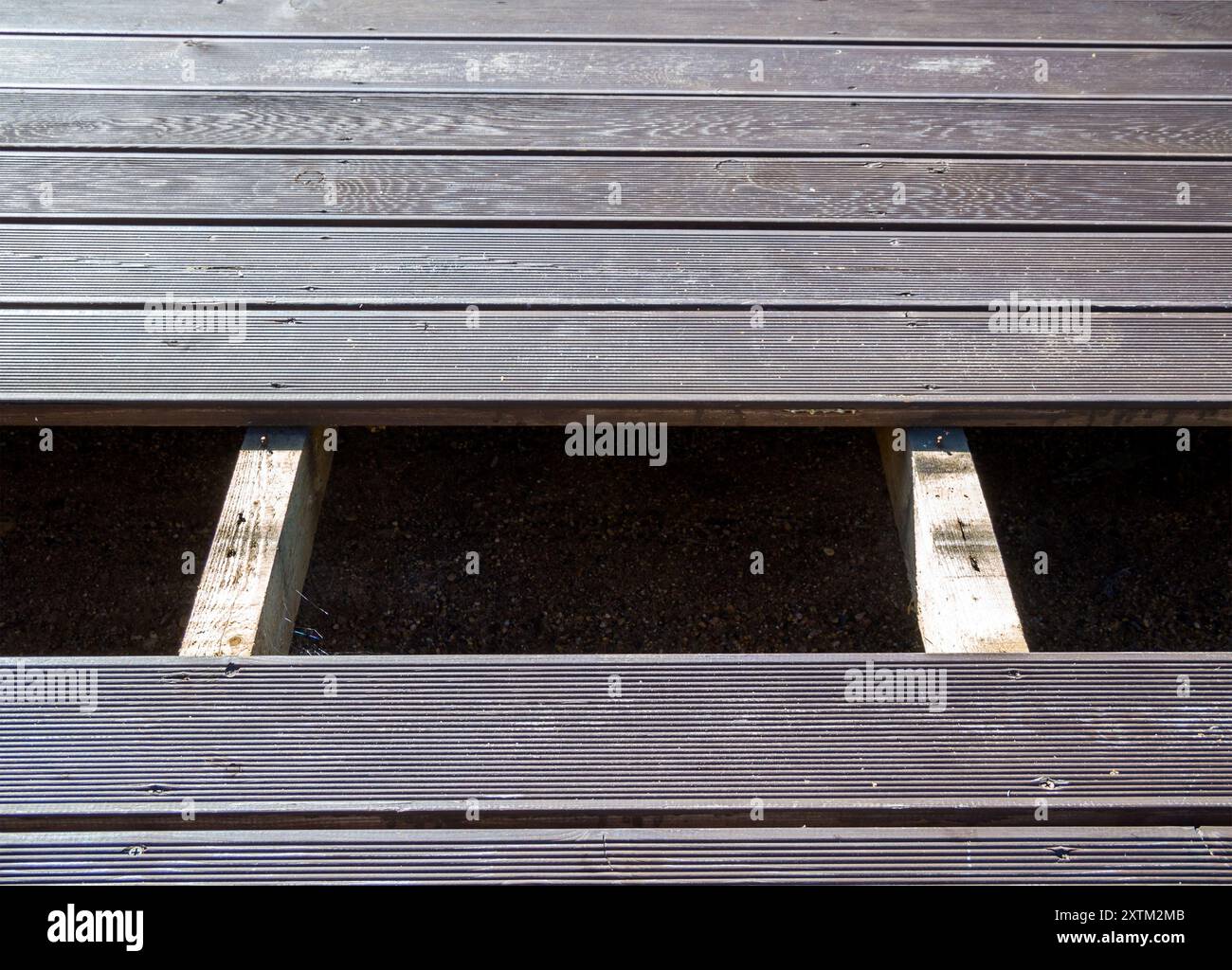 Panneau déchiré dans le plancher de bois de terrasse Banque D'Images