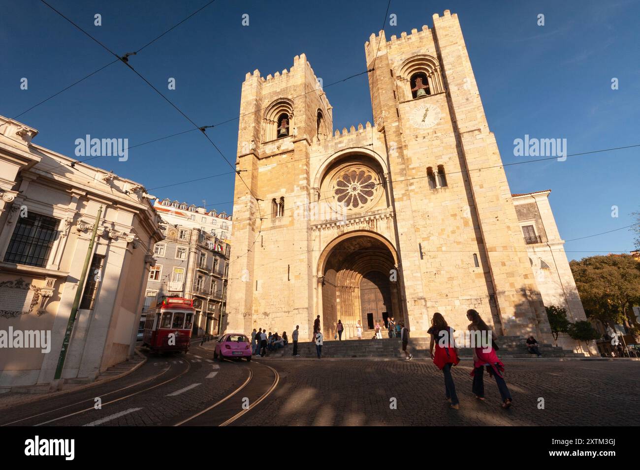 Cathédrale de Lisbonne et tram dans la vieille ville de Lisbonne au Portugal en Europe Banque D'Images