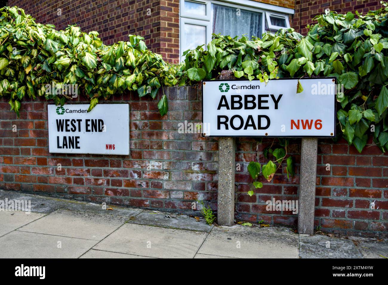 West End Lane Street Sign à côté de Abbey Road Street Sign NW6, Borough of Camden, Londres, Angleterre, Royaume-Uni Banque D'Images