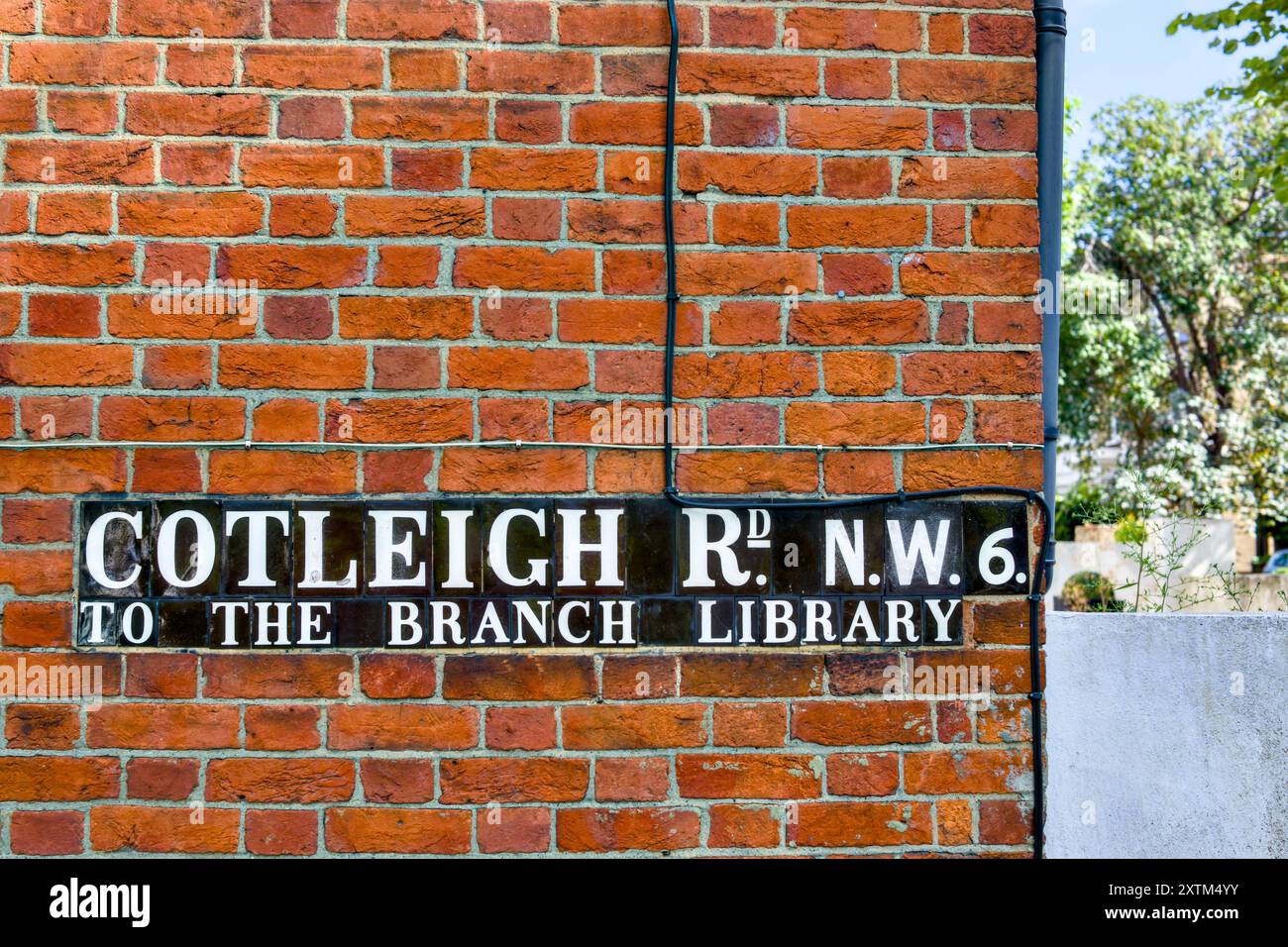 Cotleigh Road NW6 Street Sign donnant la direction à la Branch Library, West Hampstead, Borough of Camden, Londres, Angleterre, ROYAUME-UNI Banque D'Images