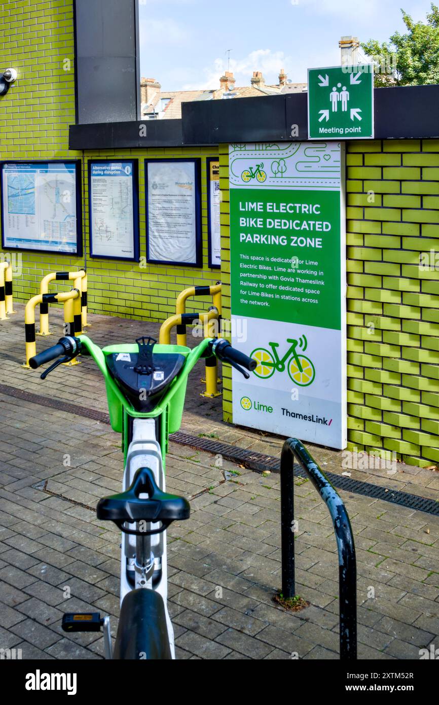 Lime Electric Bike Dedicated parking zone, West Hampstead Thameslink Station, Borough of Camden, Londres, Angleterre, Royaume-Uni Banque D'Images