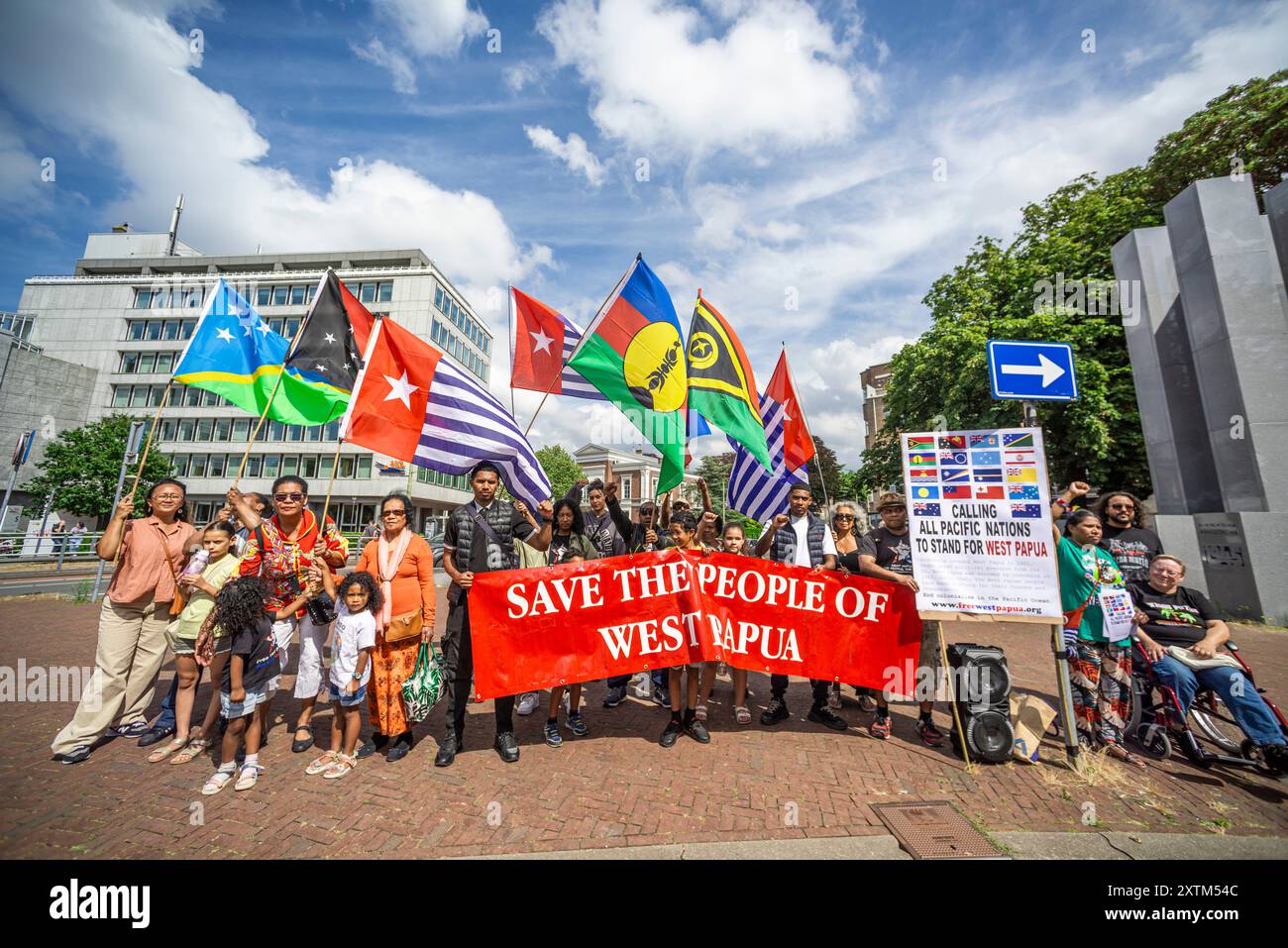 Cour internationale de Justice (CIJ), Carnegieplein, la Haye, pays-Bas. Jeudi 15 août 2024. L'Indonésie envahit la Papouasie occidentale en 1961. Sous la forte pression pollique des États-Unis, la Papouasie occidentale a été annexée par l'Indonésie en 1963. Depuis lors, le peuple de Papouasie occidentale lutte pour sa liberté et son indépendance. Mettre fin au colonialisme dans l'océan Pacifique. Texte de Free West Papua.Org. Légende de la photo. Des manifestants, jeunes et vieux, avec des drapeaux, des affiches et des banderoles, lors d'une manifestation petite mais très bruyante devant la Cour internationale de Justice (CIJ) à la Haye aujourd'hui. © Charles Banque D'Images