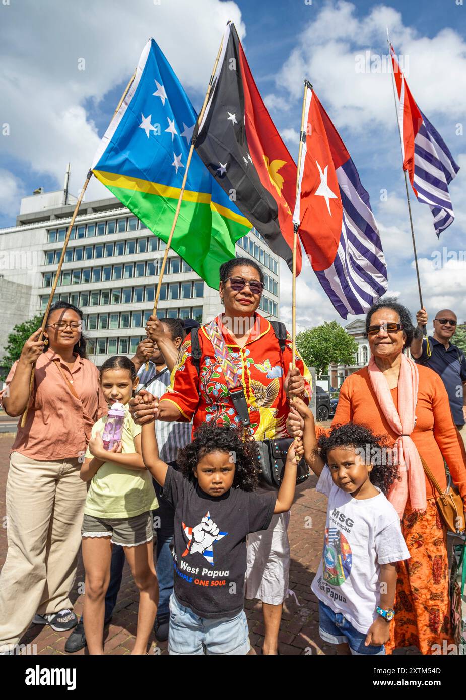 Cour internationale de Justice (CIJ), Carnegieplein, la Haye, pays-Bas. Jeudi 15 août 2024. L'Indonésie envahit la Papouasie occidentale en 1961. Sous la forte pression pollique des États-Unis, la Papouasie occidentale a été annexée par l'Indonésie en 1963. Depuis lors, le peuple de Papouasie occidentale lutte pour sa liberté et son indépendance. Mettre fin au colonialisme dans l'océan Pacifique. Texte de Free West Papua.Org. Légende de la photo. Des manifestants, jeunes et vieux, avec des drapeaux, des affiches et des banderoles, lors d'une manifestation petite mais très bruyante devant la Cour internationale de Justice (CIJ) à la Haye aujourd'hui. © Charles Banque D'Images