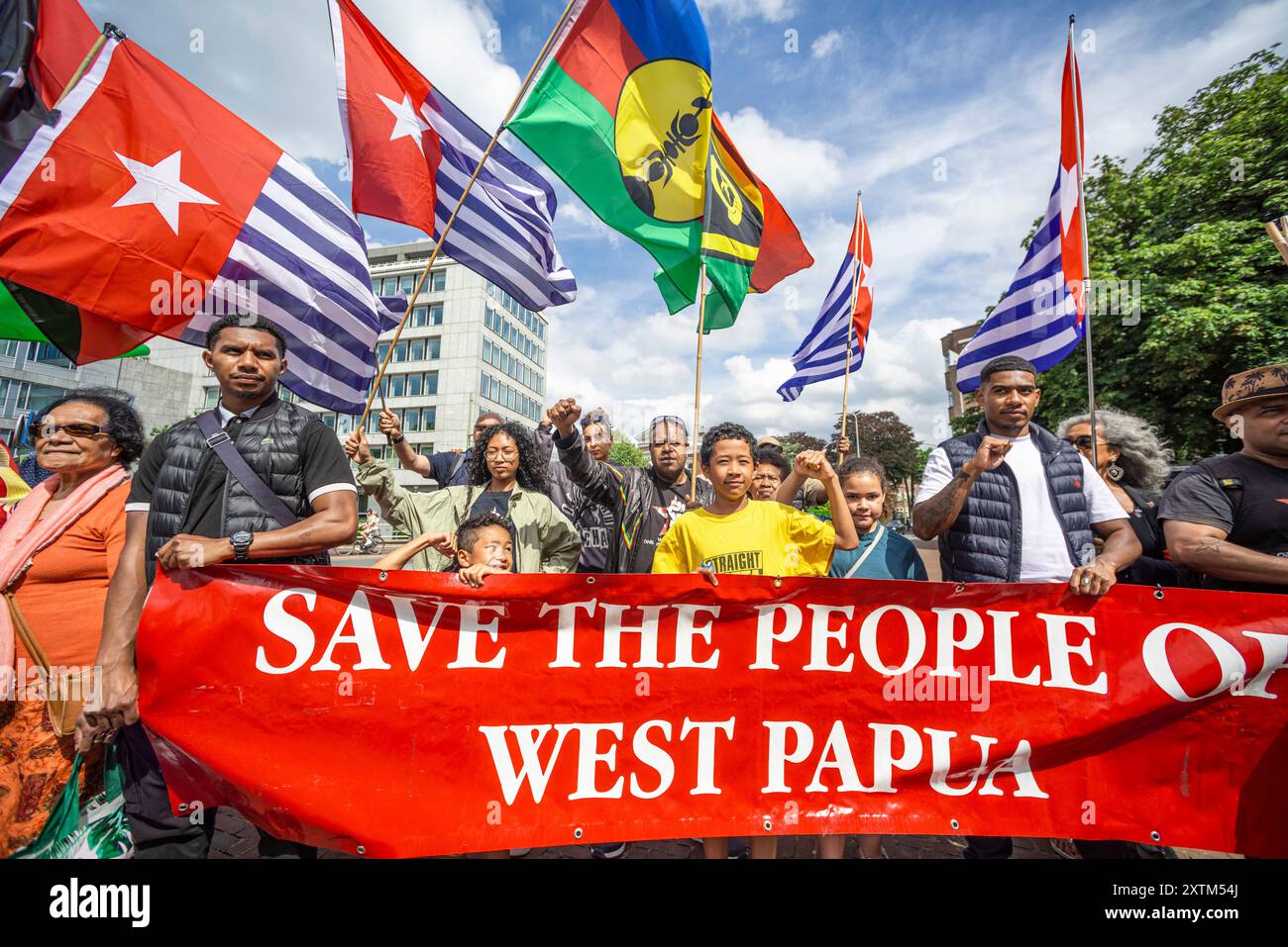Cour internationale de Justice (CIJ), Carnegieplein, la Haye, pays-Bas. Jeudi 15 août 2024. L'Indonésie envahit la Papouasie occidentale en 1961. Sous la forte pression pollique des États-Unis, la Papouasie occidentale a été annexée par l'Indonésie en 1963. Depuis lors, le peuple de Papouasie occidentale lutte pour sa liberté et son indépendance. Mettre fin au colonialisme dans l'océan Pacifique. Texte de Free West Papua.Org. Légende de la photo. Des manifestants, jeunes et vieux, avec des drapeaux, des affiches et des banderoles, lors d'une manifestation petite mais très bruyante devant la Cour internationale de Justice (CIJ) à la Haye aujourd'hui. © Charles Banque D'Images