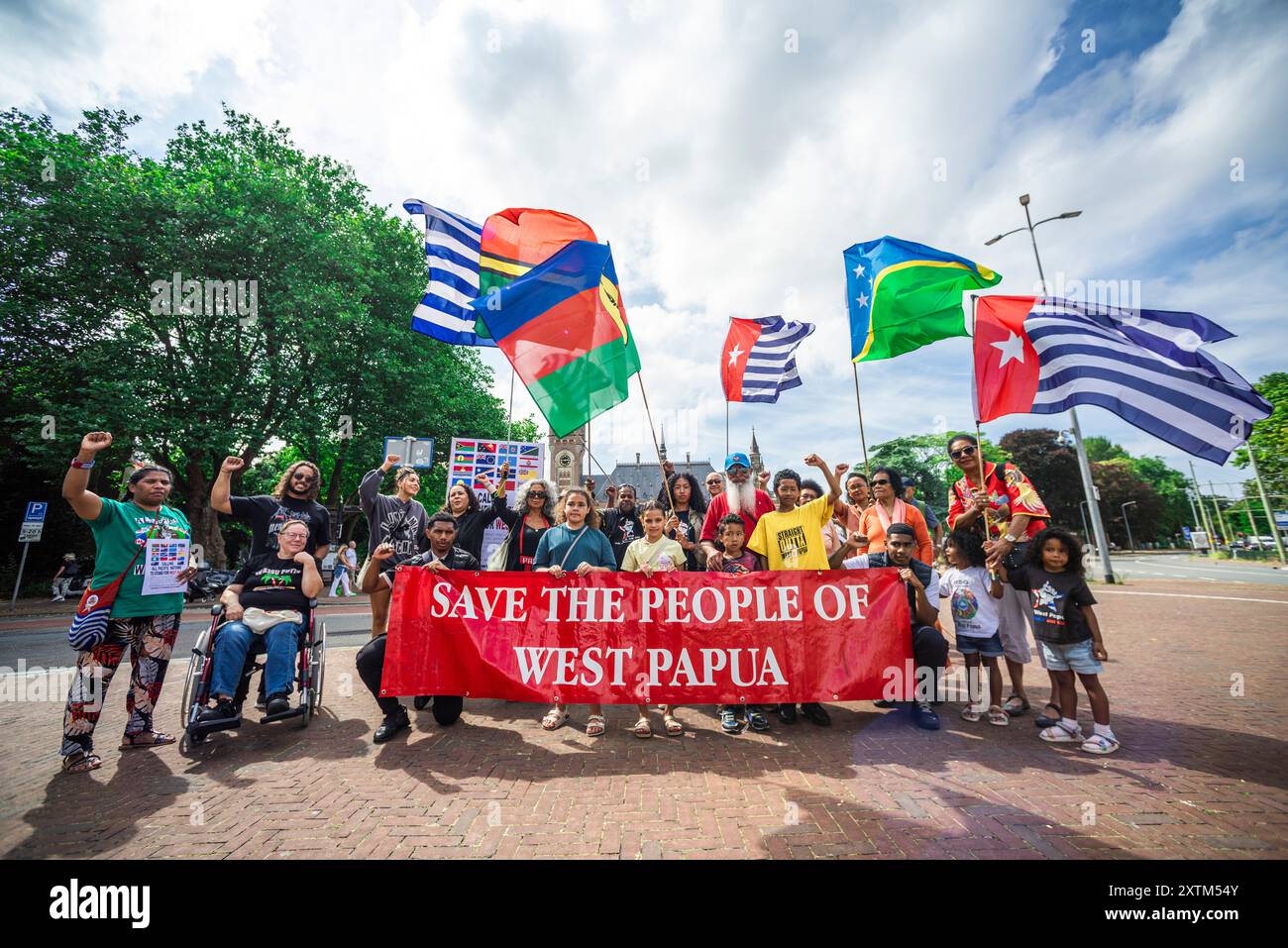 Cour internationale de Justice (CIJ), Carnegieplein, la Haye, pays-Bas. Jeudi 15 août 2024. L'Indonésie envahit la Papouasie occidentale en 1961. Sous la forte pression pollique des États-Unis, la Papouasie occidentale a été annexée par l'Indonésie en 1963. Depuis lors, le peuple de Papouasie occidentale lutte pour sa liberté et son indépendance. Mettre fin au colonialisme dans l'océan Pacifique. Texte de Free West Papua.Org. Légende de la photo. Des manifestants, jeunes et vieux, avec des drapeaux, des affiches et des banderoles, lors d'une manifestation petite mais très bruyante devant la Cour internationale de Justice (CIJ) à la Haye aujourd'hui. © Charles Banque D'Images
